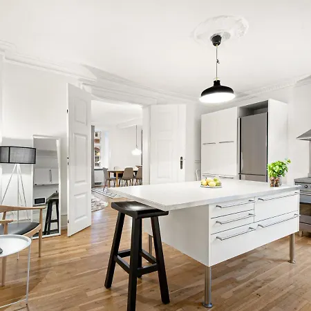Sanders Stage - Enchanting Four-bedroom Near Nyhavn Apartment Copenhagen