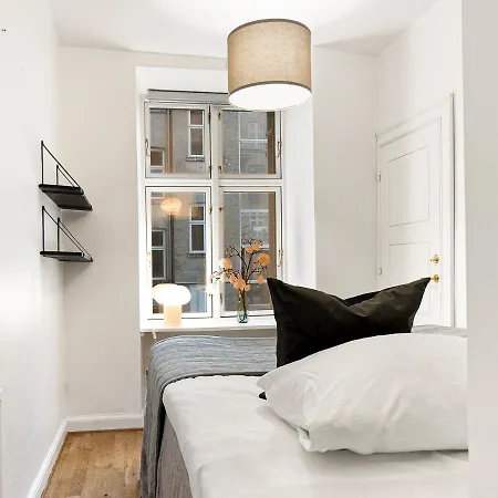 Sanders Stage - Enchanting Four-bedroom Near Nyhavn Apartment Copenhagen